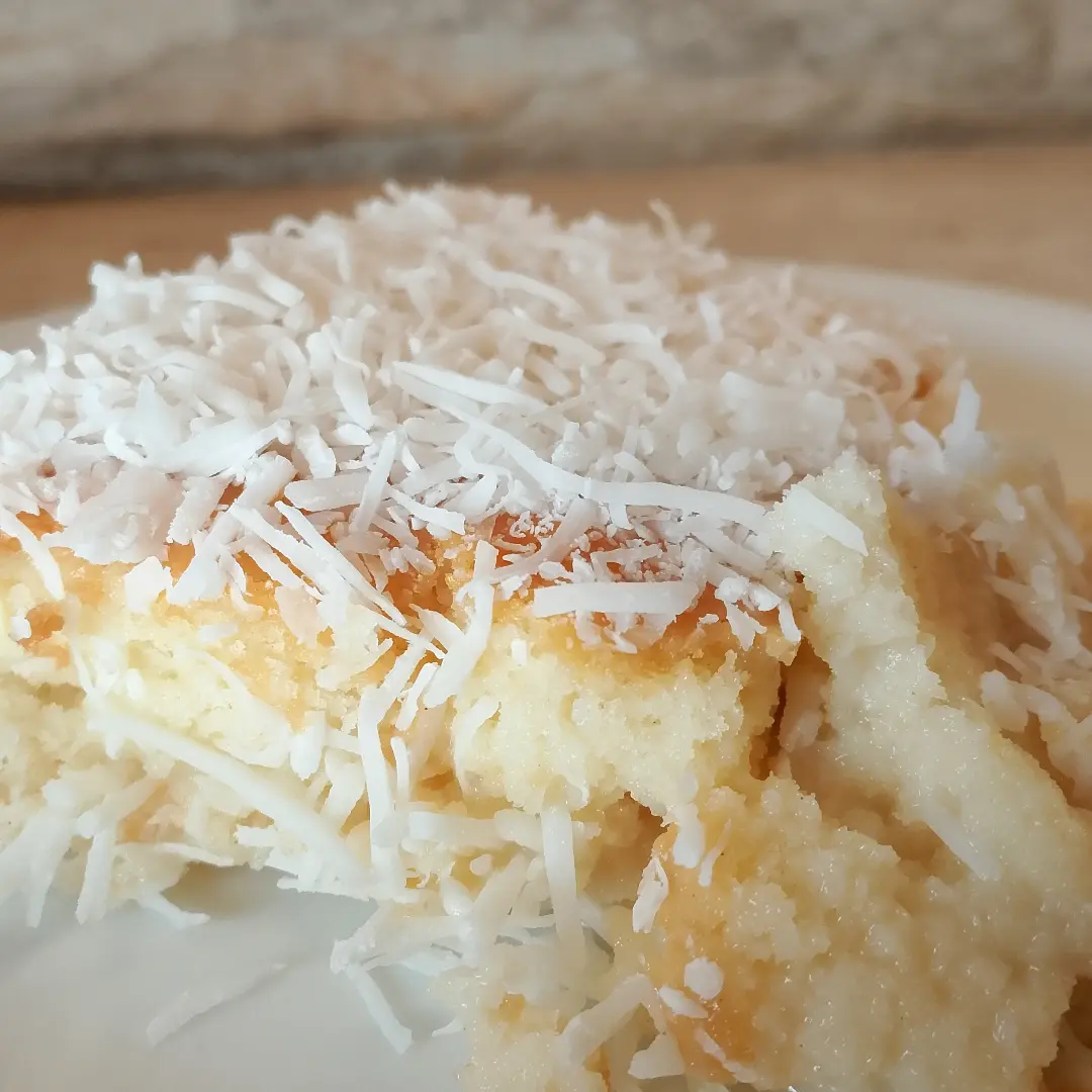 Esse bolo gelado de coco molhadinho está demais! Vem experimentar!