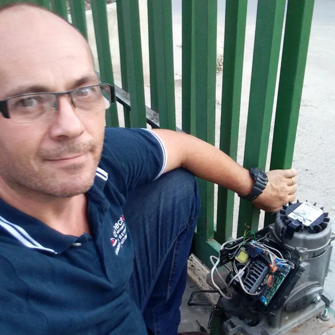 Serviço de manutenção em motor deslizante PPA.