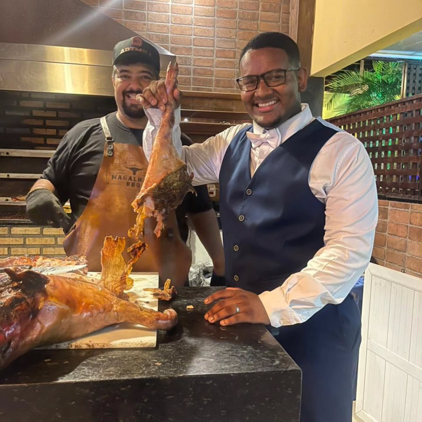 Olha esse nível de churrasco!
Dessa vez o cliente pediu:
✓ Costela 
✓ porco na brasa
✓Arroz de costela
✓farofa 

 Simple