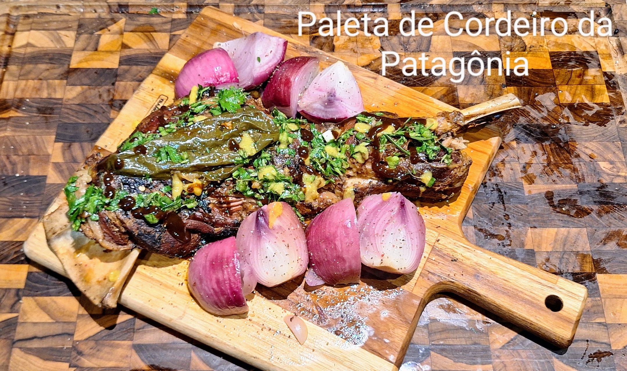 Este prato apresenta uma bela Paleta de Cordeiro da Patagônia, que destaca a riqueza e a rusticidade dos sabores do Cord