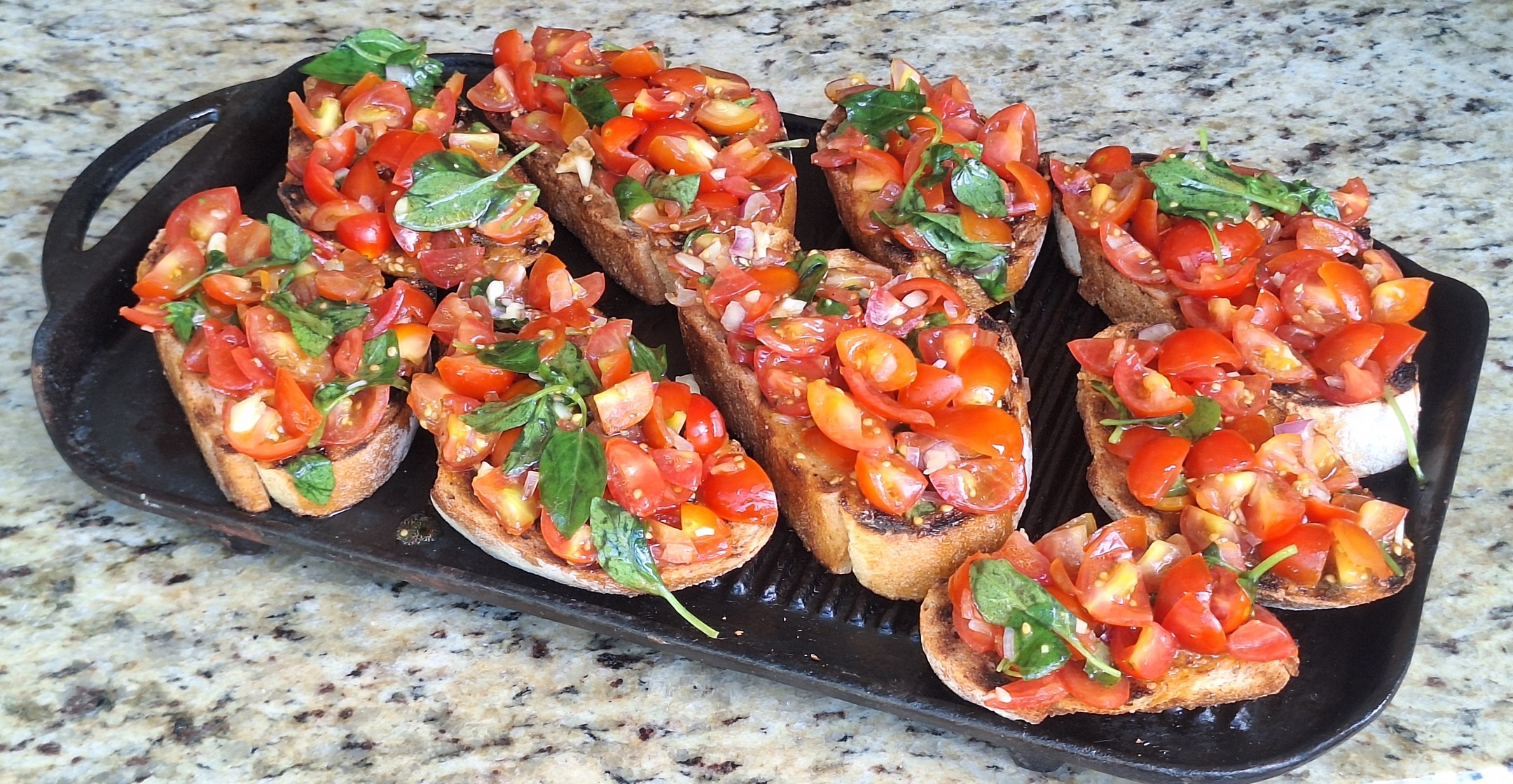 Uma deliciosa bruschetta siciliana que é puro sabor e cor! 🤩
Pão crocante tostado na medida perfeita, coberto com uma