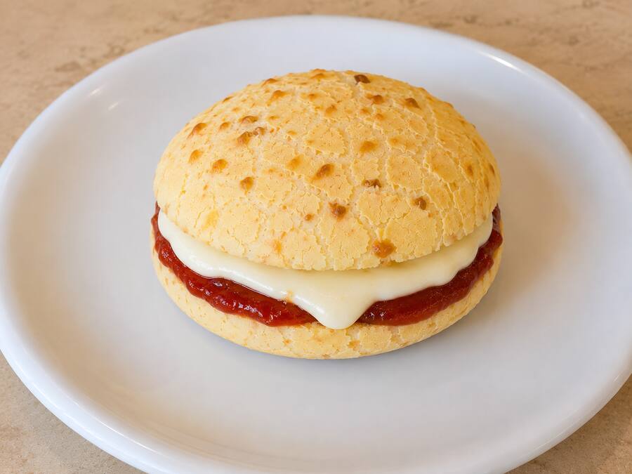 Pão de queijo recheado